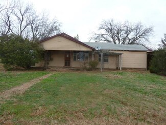 801 E Indiana St, Walters, OK 73572