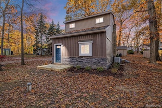 207 Woodbine Dr, Milford, MI 48380