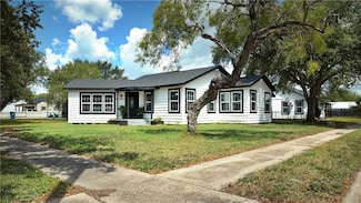 825 E Market St, Sinton, TX 78387