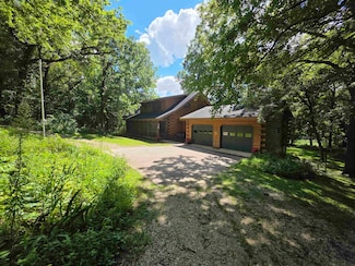 1817 Firefly Rd, Manchester, IA 52057