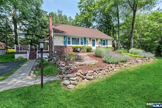 62 Woodland Ave, Allendale, NJ 07401