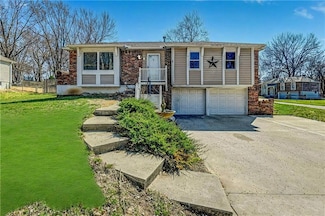900 NW Oxford Dr, Blue Springs, MO 64015