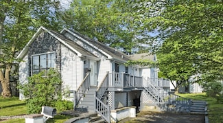 76 9th St, Belford, NJ 07718