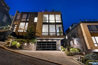 12 Hooks Ln, Edgewater, NJ 07020