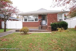 67 1st St, Staten Island, NY 10306