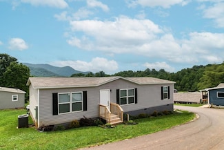 121 N Gemstone Ave, Franklin, NC 28734