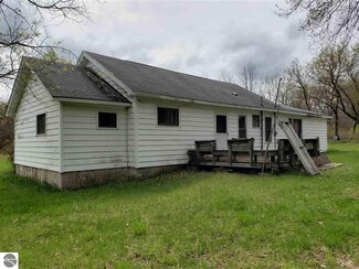 13328 Pinewood St, Gowen, MI 49326