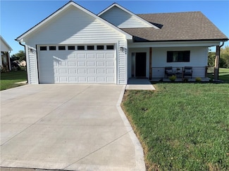 908 N White Oaks Ln, Oak Grove, MO 64075