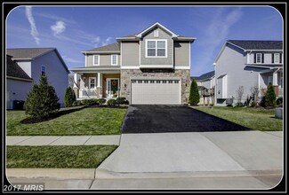 18566 Quantico Gateway Dr, Triangle, VA 22172