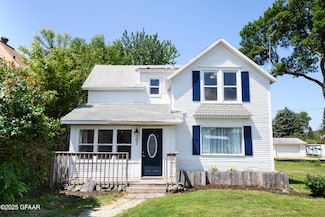 302 Wolcott Ave, Larimore, ND 58251
