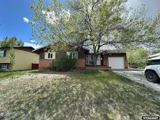 830 N 12th St E, Riverton, WY 82501