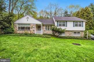 10 Pebble Woods Dr N, Doylestown, PA 18901