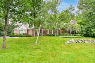10829 N Beechwood Dr, Thiensville, WI 53092
