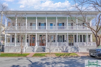 206 W Waldburg St, Savannah, GA 31401