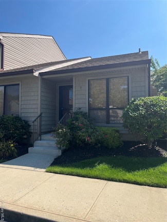 7 Stanford Ct, Wantagh, NY 11793