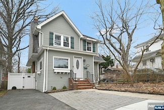17 Cottage Place, Leonia, NJ 07605