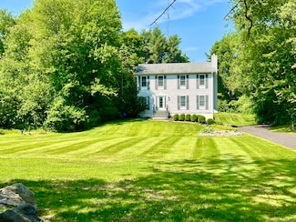 31 McVeigh Rd, Woodbury, CT 06798