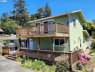 722 Pinehurst Dr, Port Orford, OR 97465