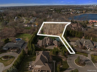 2785 Turtle Lake Dr, Bloomfield Township, MI 48302