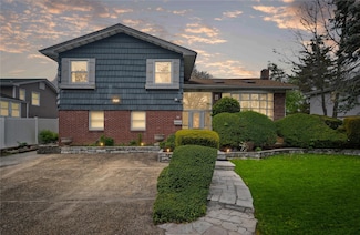 211 Cantiague Rock Rd, Westbury, NY 11590