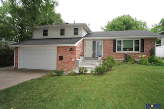 7710 Sandalwood Dr, Lincoln, NE 68510