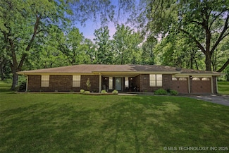 302 Southern Hills Dr, Coffeyville, KS 67337