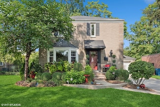 582 S Stratford Ave, Elmhurst, IL 60126