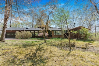122 Ridgeview Rd, Poughkeepsie, NY 12603
