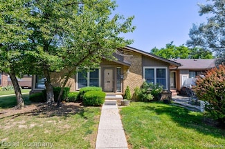 2879 Roundtree Dr, Troy, MI 48083