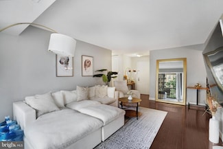 4500 S Four Mile Run Dr Unit 407, Arlington, VA 22204