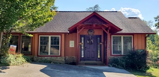 2218 Village Summit Dr, Sevierville, TN 37862