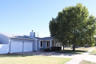 1101 Courtney Dr, Salina, KS 67401
