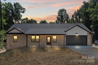 5526 Brookwood Ln, Hickory, NC 28602