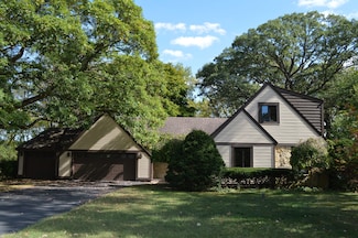 1701 Woodcrest Dr, Saint Anne, IL 60964