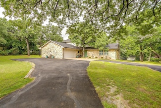 132 S Briaroaks Rd, Burleson, TX 76028