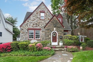 189 Meadowsweet Rd, Mineola, NY 11501