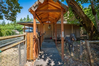 642 Wards Creek Rd, Rogue River, OR 97537