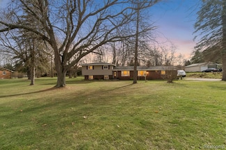 851 Academy Rd Unit 13, Holly, MI 48442