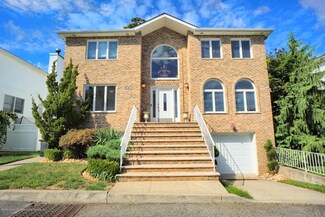 38 Delia Ct, Staten Island, NY 10307