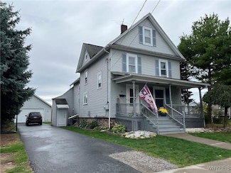 36 Park Ave, Middleport, NY 14105