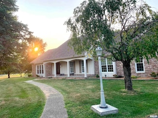 104 Morningstar Ln, Jacksonville, IL 62650