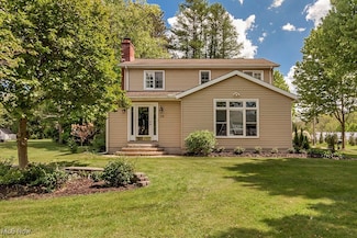 318 Hillside Ln, Chagrin Falls, OH 44022
