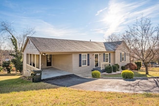 619 Essex Dr, Staunton, VA 24401