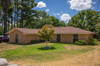 2603 Bentwood Dr, Palestine, TX 75803