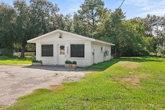 1300 Kansas Ave S, Anahuac, TX 77514