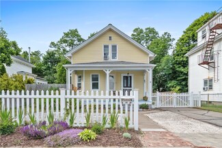 27 County Rd, Barrington, RI 02806