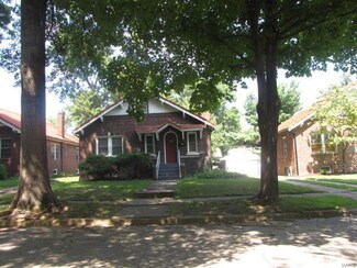 926 Country Club Dr, Saint Louis, MO 63121