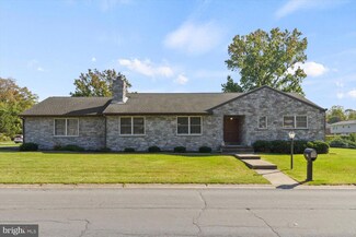 39 Holly Dr, Leola, PA 17540