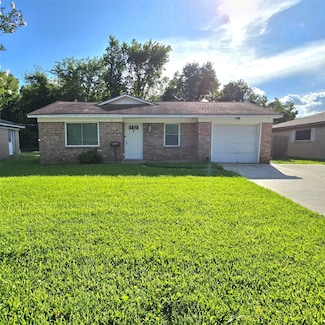 1805 N 5th St, Baytown, TX 77520