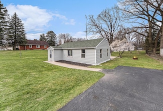 906 Lowell Ave, Jackson, MI 49202